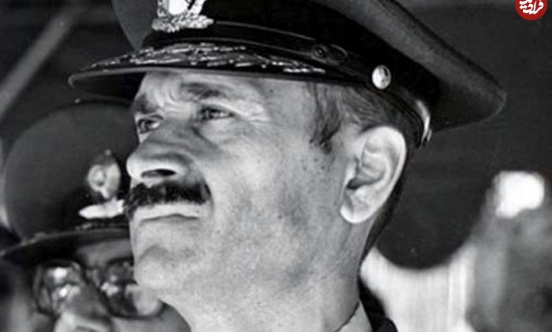 عکس؛ سفر به تاریخ؛ «رهبر انقلاب» با لباس ارتشی در کنار «سرلشکر فلاحی، فرماندۀ ارتش»؛ سال 59 عکس؛ سفر به تاریخ؛ «رهبر انقلاب» با لباس ارتشی در کنار «سرلشکر فلاحی، فرماندۀ ارتش»؛ سال 59