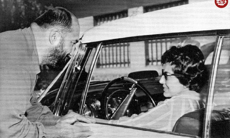 عکس؛ سفر در زمان؛ «شعبان بی مخ در حال دریافت تقدیرنامه از شاه»؛ دهه 30 عکس؛ سفر در زمان؛ «شعبان بی مخ در حال دریافت تقدیرنامه از شاه»؛ دهه 30