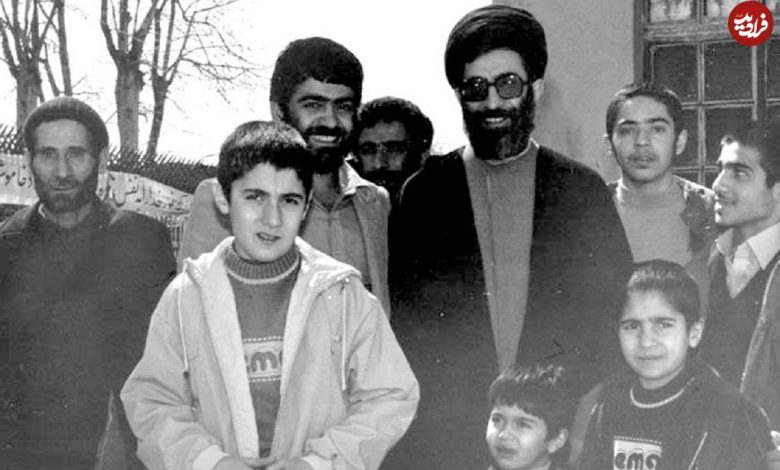 عکس؛ سفر در زمان؛ عیادت «شهید رجایی از رهبر انقلاب بعد ترور و در بیمارستان»؛ سال 60 عکس؛ سفر در زمان؛ عیادت «شهید رجایی از رهبر انقلاب بعد ترور و در بیمارستان»؛ سال 60