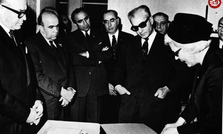 عکس؛ سفر در زمان؛ «ھویدا در حال معرفی فرخرو پارسا، وزیر جدید آموزش و پرورش به شاه»؛ سال 47 عکس؛ سفر در زمان؛ «ھویدا در حال معرفی فرخرو پارسا، وزیر جدید آموزش و پرورش به شاه»؛ سال 47