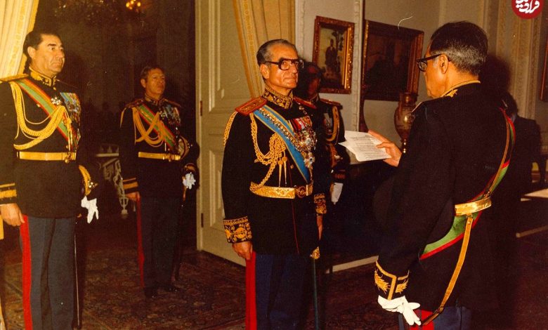 عکس؛ سفر در زمان؛ «آموزگار و زاهدی در حال بوسیدن دست شاه و فرح»؛ دهه 40 عکس؛ سفر در زمان؛ «آموزگار و زاهدی در حال بوسیدن دست شاه و فرح»؛ دهه 40