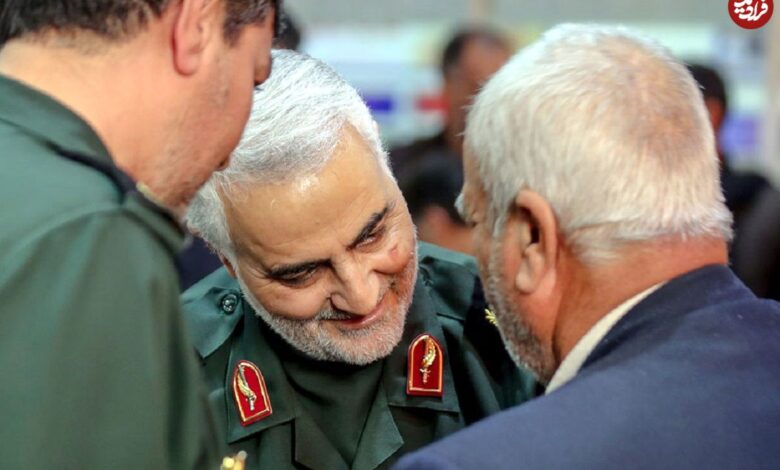 عکس؛ سفر در زمان؛ «سردار سلیمانی» در حال بازی کردن با سه نوه اش؛ دهه 90 عکس؛ سفر در زمان؛ «سردار سلیمانی» در حال بازی کردن با سه نوه اش؛ دهه 90