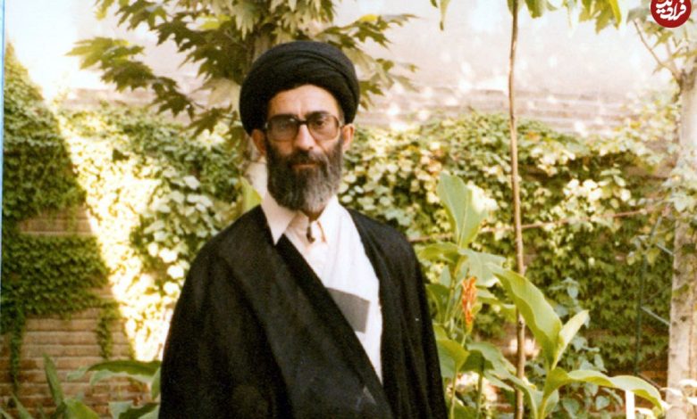 عکس؛ سفر در زمان؛ «رهبر انقلاب در دوران نقاهت بعد ترور و در کنار برادر بزرگ تر»؛ سال 60 عکس؛ سفر در زمان؛ «رهبر انقلاب در دوران نقاهت بعد ترور و در کنار برادر بزرگ تر»؛ سال 60