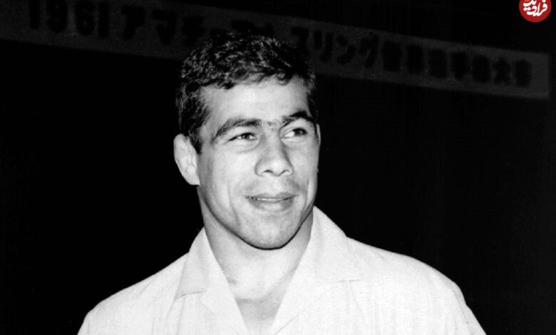 عکس؛ سفر در زمان؛ «غلامرضا تختی در کنار جمعی از مردم خراسان»؛ دهه 40 عکس؛ سفر در زمان؛ «غلامرضا تختی در کنار جمعی از مردم خراسان»؛ دهه 40