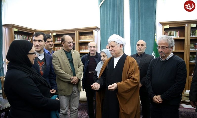 عکس؛ سفر در زمان؛ «هاشمی رفسنجانی در حال خوش و بش با رضا رویگری»؛ سال 95 عکس؛ سفر در زمان؛ «هاشمی رفسنجانی در حال خوش و بش با رضا رویگری»؛ سال 95