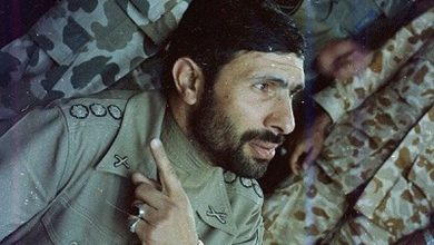 عکس؛ سفر به تاریخ؛ «شهید صیاد شیرازی» با کلاهخود، اسلحه و کتاب در حال وارد شدن به چادر نظامی