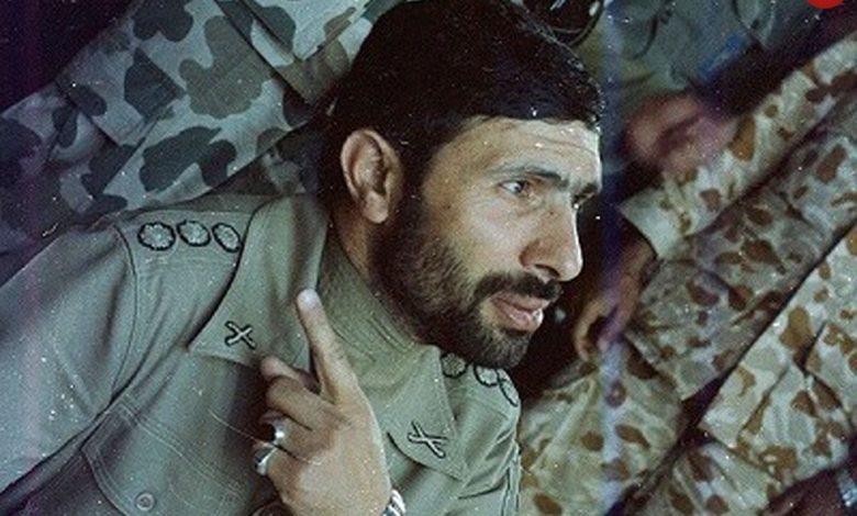 عکس؛ سفر به تاریخ؛ «شهید صیاد شیرازی» با کلاهخود، اسلحه و کتاب در حال وارد شدن به چادر نظامی عکس؛ سفر به تاریخ؛ «شهید صیاد شیرازی» با کلاهخود، اسلحه و کتاب در حال وارد شدن به چادر نظامی