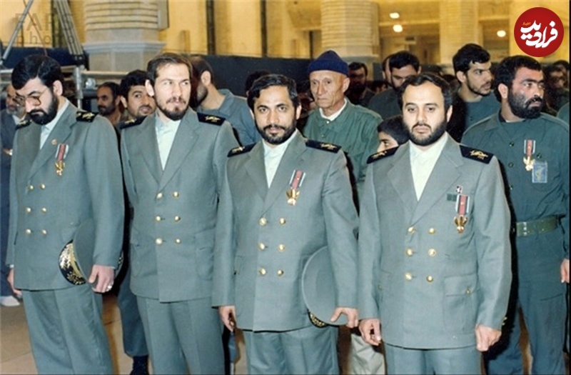 عکس؛ سفر به تاریخ؛ «سردار رشید» با لباس تشریفاتی نظامی در کنار «محسن رضایی و رحیم صفوی»؛ سال 69