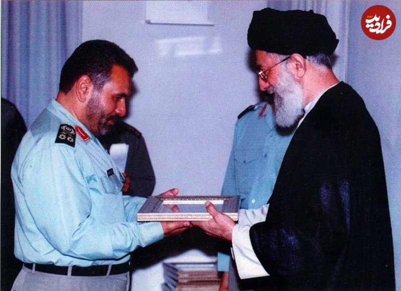 no-name-109 عکس؛ سفر به تاریخ؛ «سردار فیروزآبادی» در حال دریافت حکم سرلشکری از رهبر انقلاب؛ سال 1374