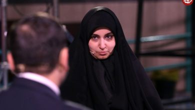 عکس؛ سفر به تاریخ؛ «نرجس، دختر سردار سلیمانی» در کنار مجسمۀ پدرش در شورای شهر تهران؛ سال 1401