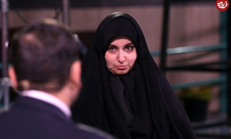 عکس؛ سفر به تاریخ؛ «نرجس، دختر سردار سلیمانی» در کنار مجسمۀ پدرش در شورای شهر تهران؛ سال 1401 عکس؛ سفر به تاریخ؛ «نرجس، دختر سردار سلیمانی» در کنار مجسمۀ پدرش در شورای شهر تهران؛ سال 1401