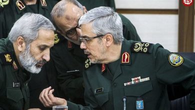 عکس؛ سفر به تاریخ؛ «سردار باقری» در دیدار با «سید ابراهیم رئیسی» در دفتر آستان قدس؛ سال 1396