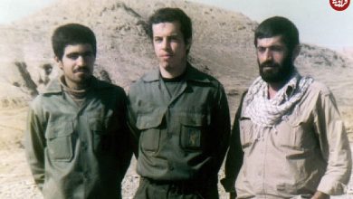 عکس؛ سفر به تاریخ؛ «شهید حسن باقری» قبل از انقلاب در یک سفر تفریحی در صف نماز جماعت