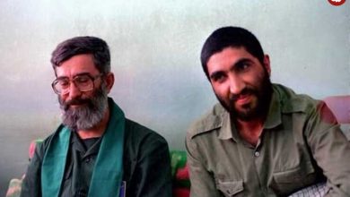 عکس؛ سفر به تاریخ؛ «شهید احمد کاظمی» در حال دریافت نشان فتح از دست رهبر انقلاب