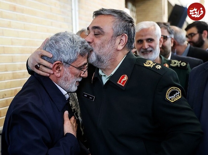 عکس؛ سفر به تاریخ؛ بوسۀ «سردار اشتری» بر پیشانی «سردار قاآنی» در یک مراسم