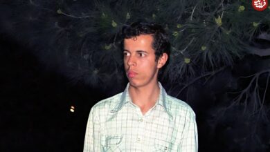 عکس؛ سفر به تاریخ؛ «شهید حسن باقری» (برادر سرلشکر باقری) در کنار قلعۀ فلک‌الافلاک خرم‌آباد