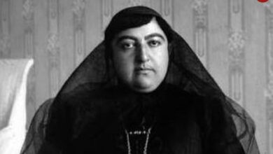 عکس؛ سفر به تاریخ؛ ژست «مادر احمدشاه قاجار» با یک بچه‌گربه در باغ؛ یک قرن قبل