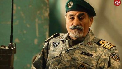 عکس؛ سفر به تاریخ؛ گریۀ شدید «ناخدا صمدی» در بازدید از یادبود تکاوران خرمشهر به همراه «دریادار سیاری»