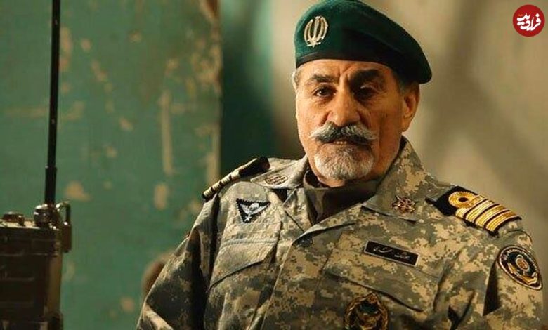 عکس؛ سفر به تاریخ؛ گریۀ شدید «ناخدا صمدی» در بازدید از یادبود تکاوران خرمشهر به همراه «دریادار سیاری» عکس؛ سفر به تاریخ؛ گریۀ شدید «ناخدا صمدی» در بازدید از یادبود تکاوران خرمشهر به همراه «دریادار سیاری»