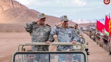 عکس؛ سفر به تاریخ؛ «سردار باقری و سردار پاکپور» سوار بر خودروی نظامی در حال سان دیدن از گردان زرهی