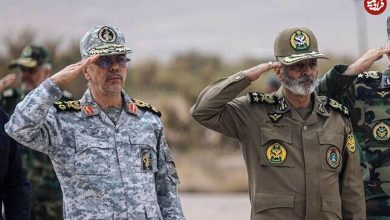 عکس؛ سفر به تاریخ؛ «سرلشکر موسوی و سرلشکر باقری» سوار بر خودروی ارتشی در حال سان دیدن از هوانیروز