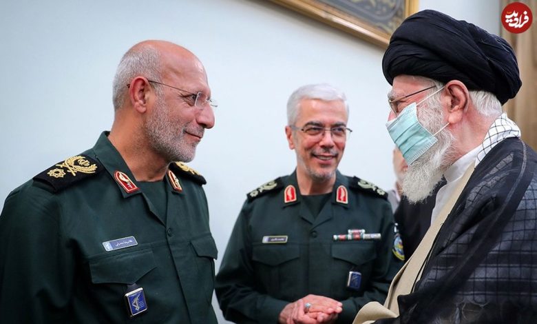 عکس؛ سفر به تاریخ؛ «سردار محرابی» در حال رانندگی با قایق در تالاب هورالعظیم در دوران جنگ