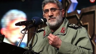 عکس؛ سفر به تاریخ؛ «سردار قاآنی» در دوران جوانی در جبهه در حال بررسی نقشۀ نظامی؛ دهۀ 60