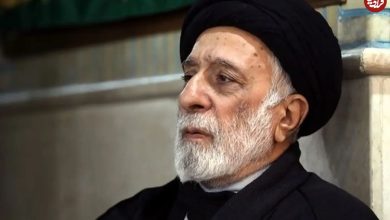 عکس؛ سفر به تاریخ؛ «سید هادی خامنه‌ای، برادر رهبر انقلاب» در کنار برادرزاده‌اش «سید میثم خامنه‌ای»