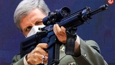 عکس؛ سفر به تاریخ؛ «امیر حاتمی، فرماندۀ ارتش» در حال احوالپرسی با سرلشکر عراقی؛ سال 98