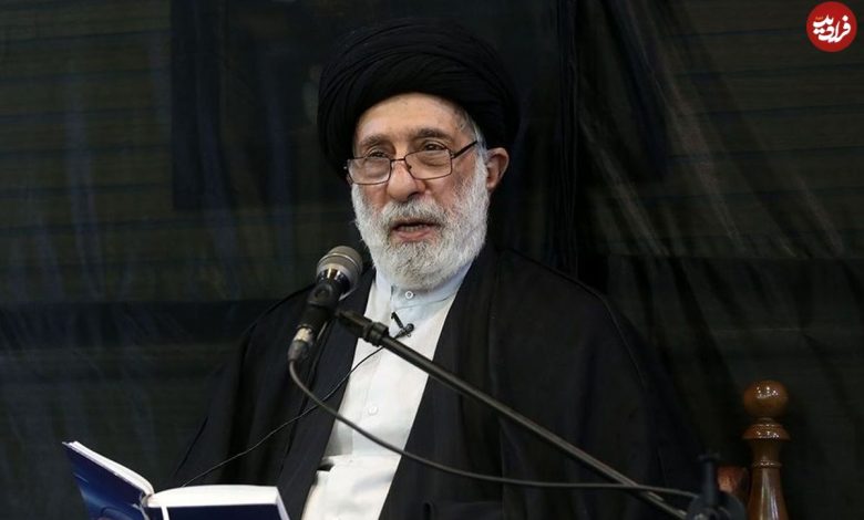 عکس؛ سفر به تاریخ؛ عکس یادگاری «سید هادی خامنه‌ای، برادر رهبر انقلاب» با قاب عکس برادر