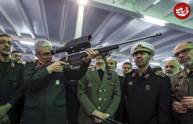 عکس؛ سفر به تاریخ؛ «سرلشکر باقری» در حال نشانه‌گیری با تفنگ تک‌تیرانداز در یک نمایشگاه