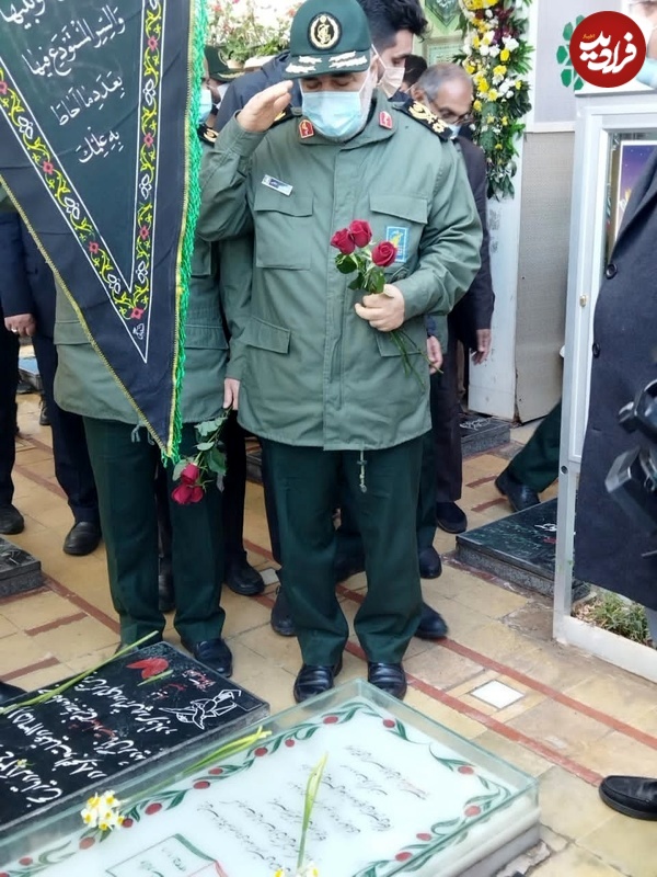 عکس؛ سفر به تاریخ؛ احترام نظامی «سردار سلامی» در مقابل مزار «سردار سلیمانی»؛ سال 1400