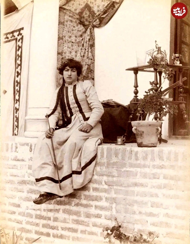 no-name-51 عکس؛ سفر به تاریخ؛ ژست دختر ویولننواز قاجاری بر لبۀ بالکن؛ 130 سال قبل