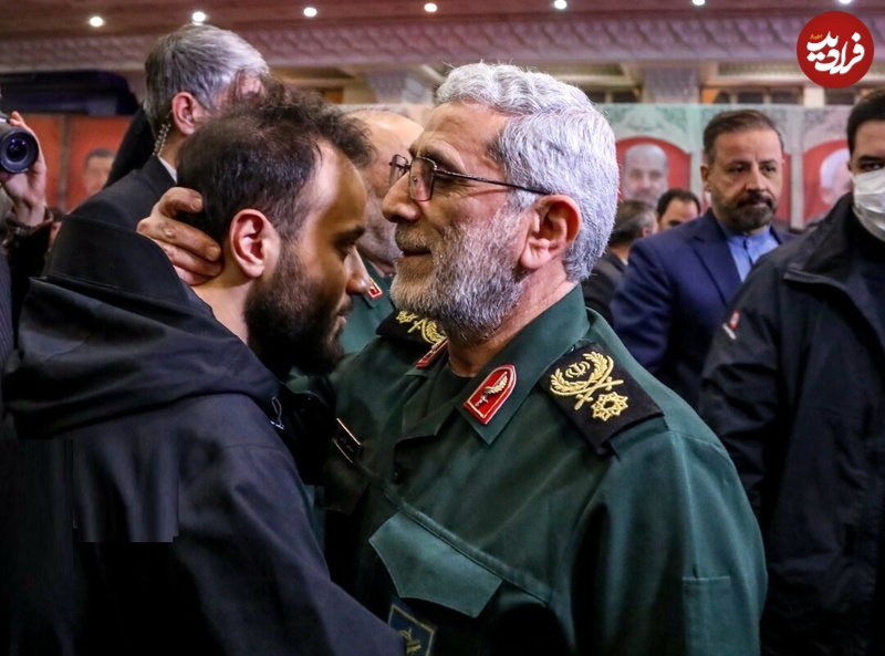 no-name-52 عکس؛ سفر به تاریخ؛ بوسۀ «سردار قاآنی» بر پیشانی «پسر سردار سلیمانی»؛ سال 1403