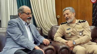 عکس؛ سفر به تاریخ؛ «دریادار سیاری» در حال رونمایی از مجسمۀ «ناخدا صمدی» در خرمشهر؛ سال 1395