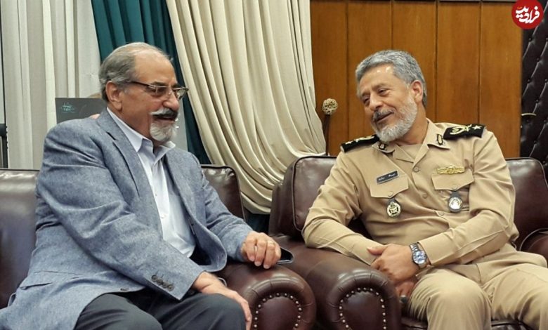 زمان و ساعت پخش *** عکس؛ سفر به تاریخ؛ «دریادار سیاری» در حال رونمایی از مجسمۀ «ناخدا صمدی» در خرمشهر؛ سال 1395 عکس؛ سفر به تاریخ؛ «دریادار سیاری» در حال رونمایی از مجسمۀ «ناخدا صمدی» در خرمشهر؛ سال 1395