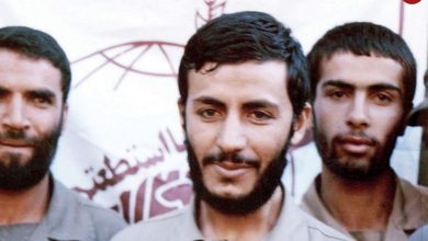 عکس؛ سفر به تاریخ؛ «شهید ابراهیم همت» در حال توضیح نقشۀ عملیات در سنگر؛ دهۀ 60