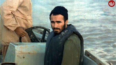 عکس؛ سفر به تاریخ؛ «شهید حسین خرازی» ترک موتور یکی از همرزمانش در جبهه؛ دهۀ 60