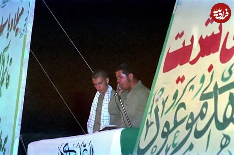 no-name-64 عکس؛ سفر به تاریخ؛ «محمود کریمی» در نوجوانی در حال خواندن قرآن در جبهه؛ دهۀ 60