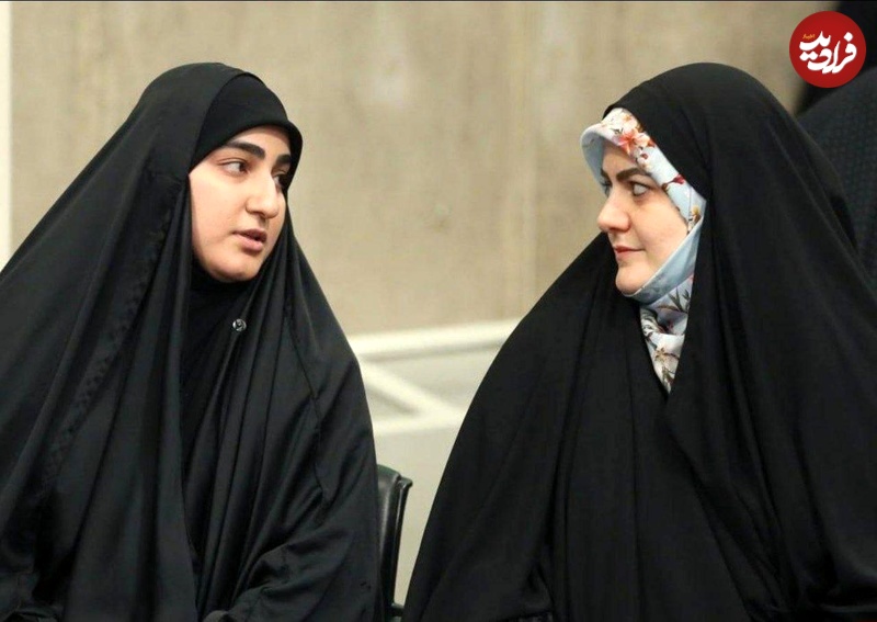 عکس؛ سفر به تاریخ؛ «زهرا پزشکیان» در کنار «زینب، دختر سردار سلیمانی» در یک مراسم؛ سال 1403