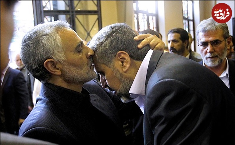 no-name-8 عکس؛ سفر به تاریخ؛ بوسۀ «سردار سلیمانی» بر پیشانی «عبدالله شلح، رئیس جنبش جهاد اسلامی فلسطین»