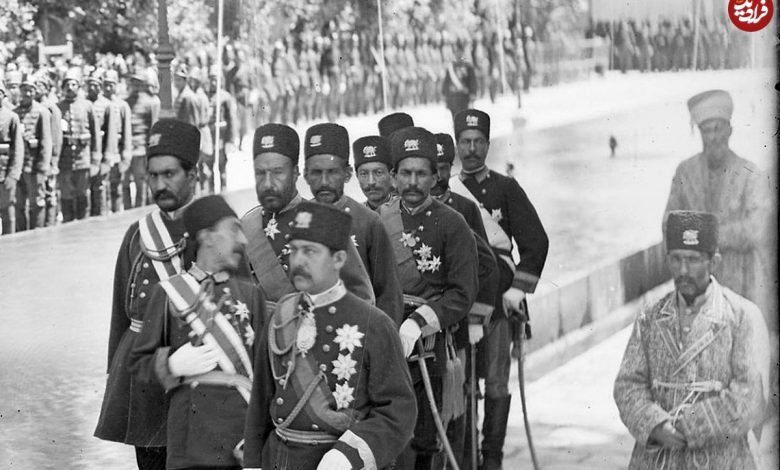 تصاویر؛ سفر به عصر قاجار؛ از «چتر ناصرالدین شاه لب رودخانه» تا «مردان قاجاری در تخت جمشید» تصاویر؛ سفر به عصر قاجار؛ از «چتر ناصرالدین شاه لب رودخانه» تا «مردان قاجاری در تخت جمشید»