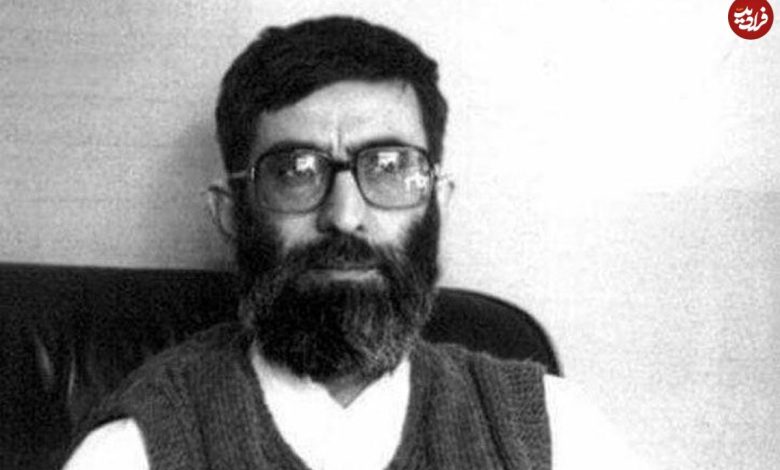 عکس؛ سفر به تاریخ؛ «رهبر انقلاب» در حال گفتگو با «گلآقا» در دفتر ریاست جمهوری؛ دهۀ 60 عکس؛ سفر به تاریخ؛ «رهبر انقلاب» در حال گفتگو با «گلآقا» در دفتر ریاست جمهوری؛ دهۀ 60