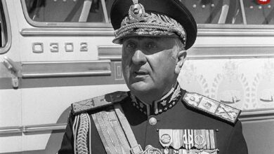 عکس؛ سفر در زمان؛ «رئیس سوم ساواک در حال گفتگو با رئیس اول ساواک»؛ دهه 30