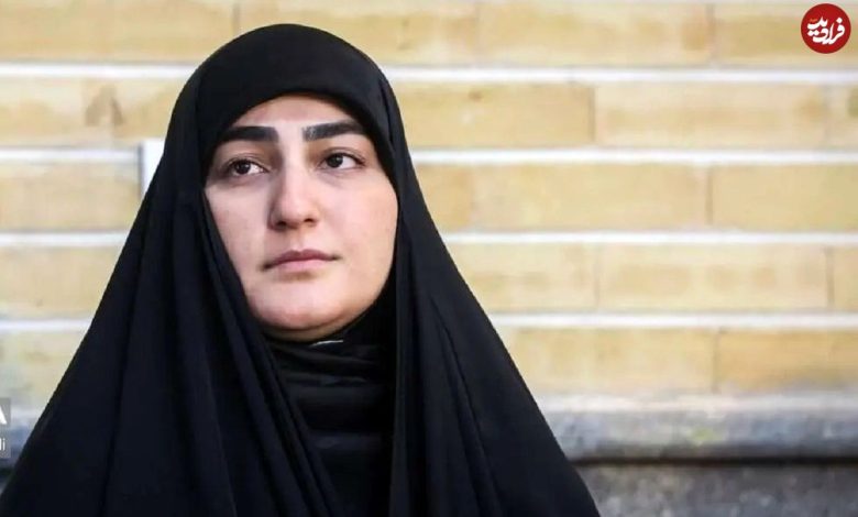 عکس؛ سفر در زمان؛ «زینب سلیمانی در حال گفتگو با عموی همسرش»؛ سال 1403 عکس؛ سفر در زمان؛ «زینب سلیمانی در حال گفتگو با عموی همسرش»؛ سال 1403