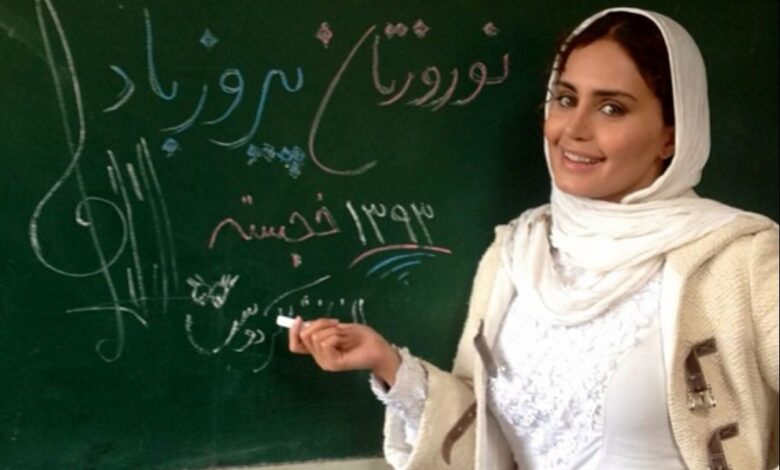 تاریخ و سفر در زمان؛ (عکس) النازشاکردوست، جغد و بستنی یخی سال 1393 (عکس) سفر در زمان؛ النازشاکردوست، جغد و بستنی یخی؛ سال 1393