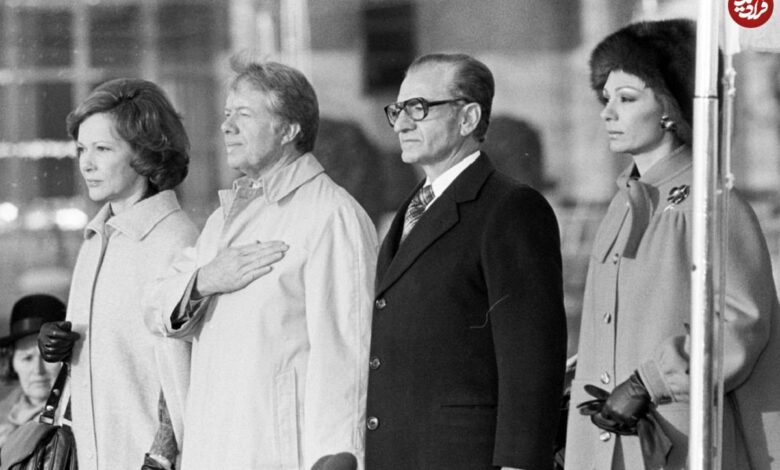 عکس؛ سفر در زمان؛ «محمدرضا پهلوی و همسر سوم اش» در حرم امام رضا؛ سال 57