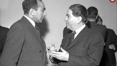 سفر در زمان؛ یادداشت‌های علم، سه شنبه ۲ آبان ۱۳۵۱: به سفیر انگلیس گفتم ممکن است معامله ما با شما بر سر تانک‌ها به‌هم بخورد