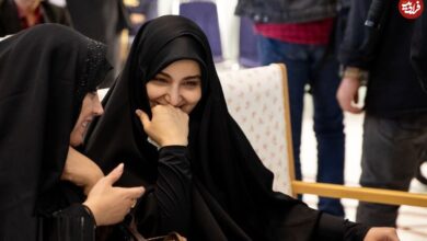 عکس؛ سفر زمان؛ «زهرا، دختر پزشکیان» در کنار «نرجس، دختر سردار سلیمانی» در یک مراسم