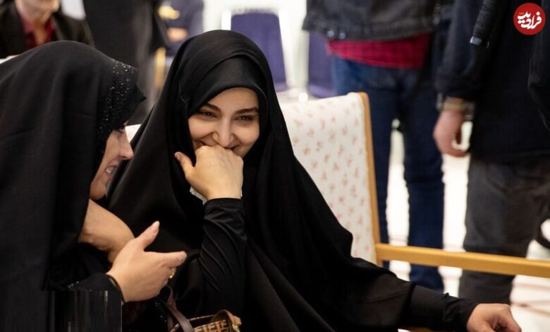 عکس؛ سفر زمان؛ «زهرا، دختر پزشکیان» در کنار «نرجس، دختر سردار سلیمانی» در یک مراسم عکس؛ سفر زمان؛ «زهرا، دختر پزشکیان» در کنار «نرجس، دختر سردار سلیمانی» در یک مراسم